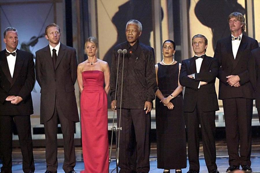 Nadia Comăneci, în spatele lui Nelson Mandela, în timpul unui discurs atemporal Nadia Comăneci și întâlnirea fabuloasă cu Nelson Mandela, înainte de unul dintre cele mai cunoscute discursuri din istoria sportului: „M-a îmbrățișat și m-a felicitat”