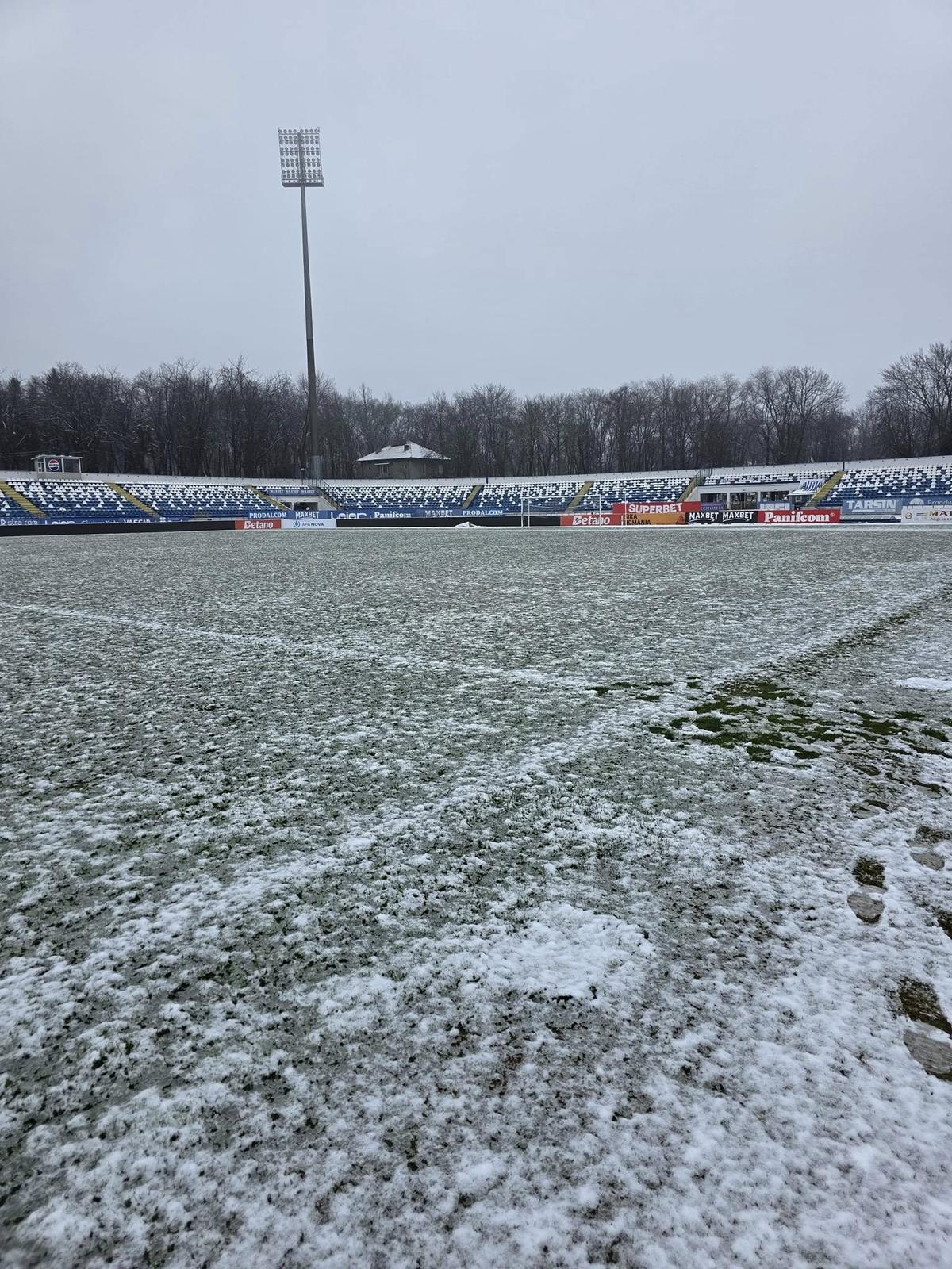 Gazonul din Superliga era acoperit de zăpadă cu 6 ore înainte de meci: cum arată acum