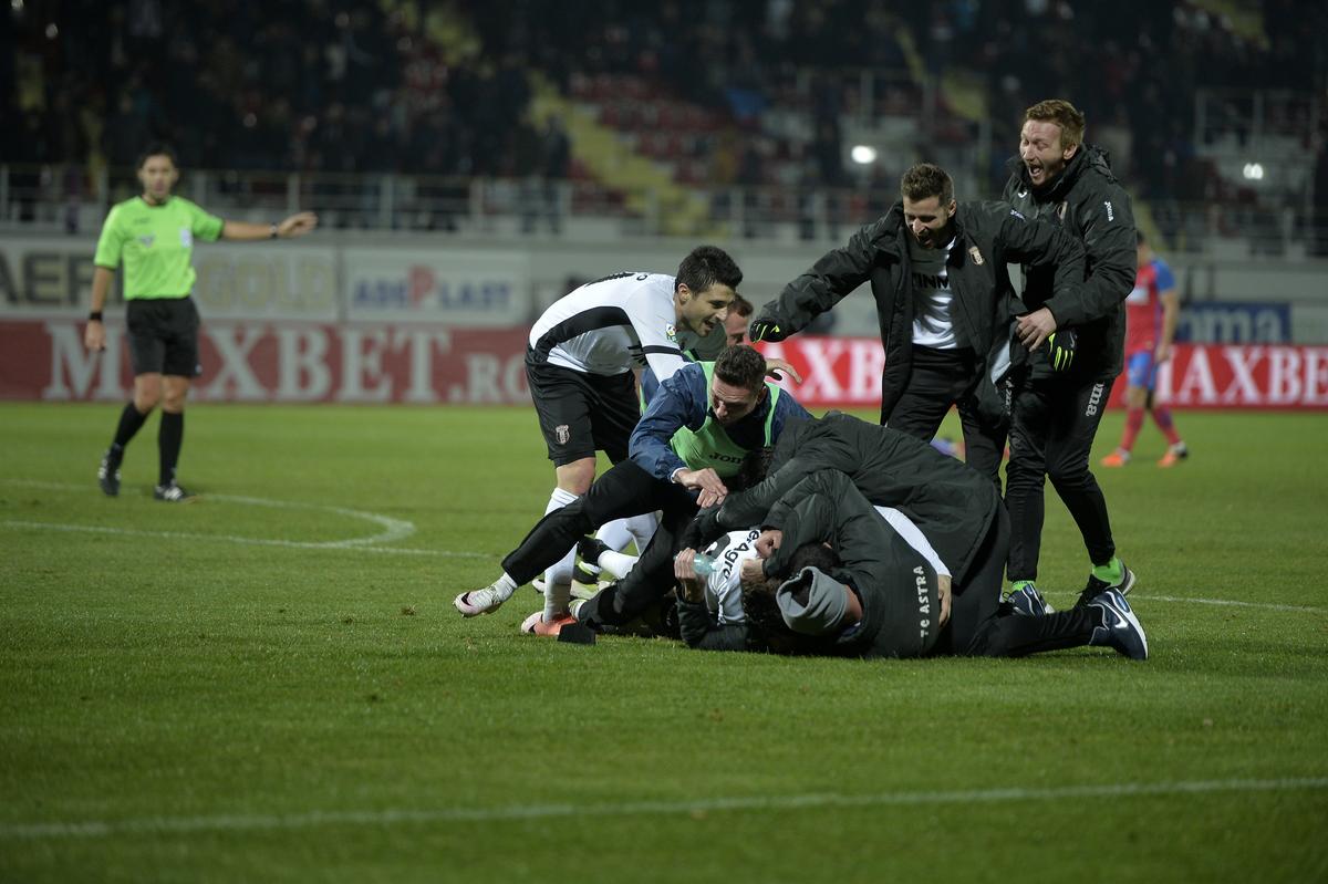 Ce s-a întâmplat la ultima victorie a lui Șumudică în fața rivalei FCSB » Vedetele care erau pe teren + cine a fost arbitru