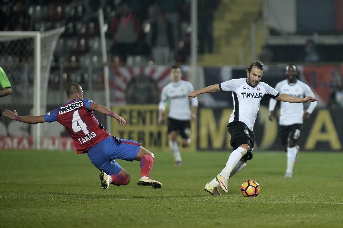 Ce s-a întâmplat la ultima victorie a lui Șumudică în fața rivalei FCSB » Vedetele care erau pe teren + cine a fost arbitru