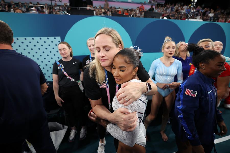 Jordan Chiles și Cecile Landi FOTO Gulliver/GettyImages „Medalia trebuie să rămână a Anei Bărbosu!” » Șeful COSR, poziție fermă în scandalul cu Jordan Chiles: „Știam ce demersuri s-au făcut”