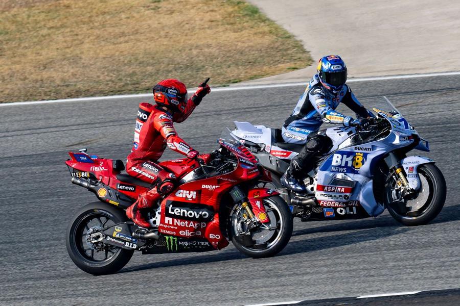 Marc Marquez (stânga) și Alex Marquez după MP al Thailandei Foto: Imago Images Marc Marquez a început în forță noul sezon de MotoGP » S-a impus în Thailanda în fața fratelui său mai mic