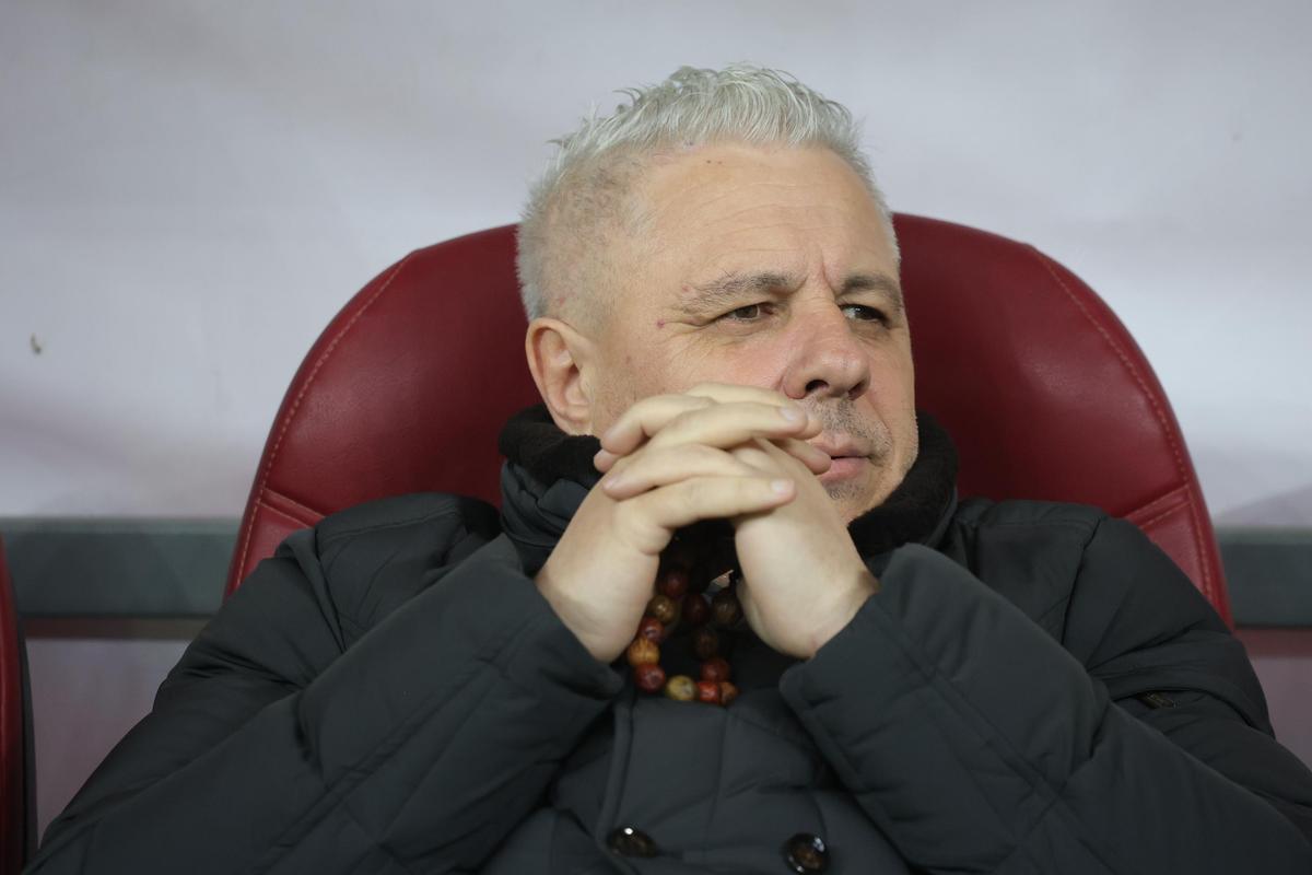 Ținuta aleasă de Șumudică pentru Rapid - FCSB » A schimbat geaca, dar a atras atenția prin alte două detalii