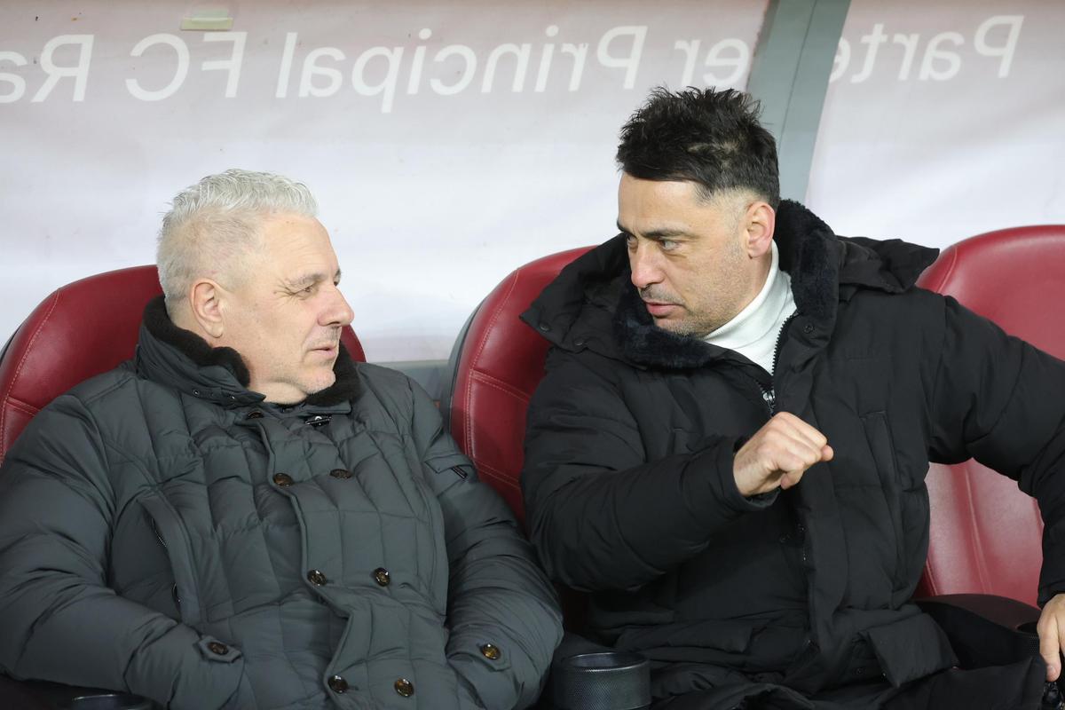 Ținuta aleasă de Șumudică pentru Rapid - FCSB » A schimbat geaca, dar a atras atenția prin alte două detalii