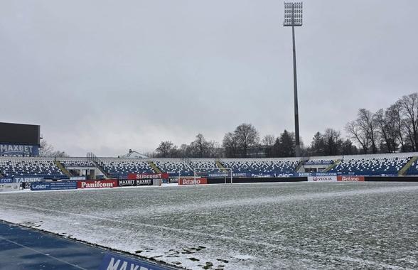 Gazonul din Superliga era acoperit de zăpadă cu 6 ore înainte de meci: cum arată acum