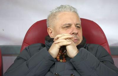 Ținuta aleasă de Șumudică pentru Rapid - FCSB » A schimbat geaca, dar a atras atenția prin alte două detalii
