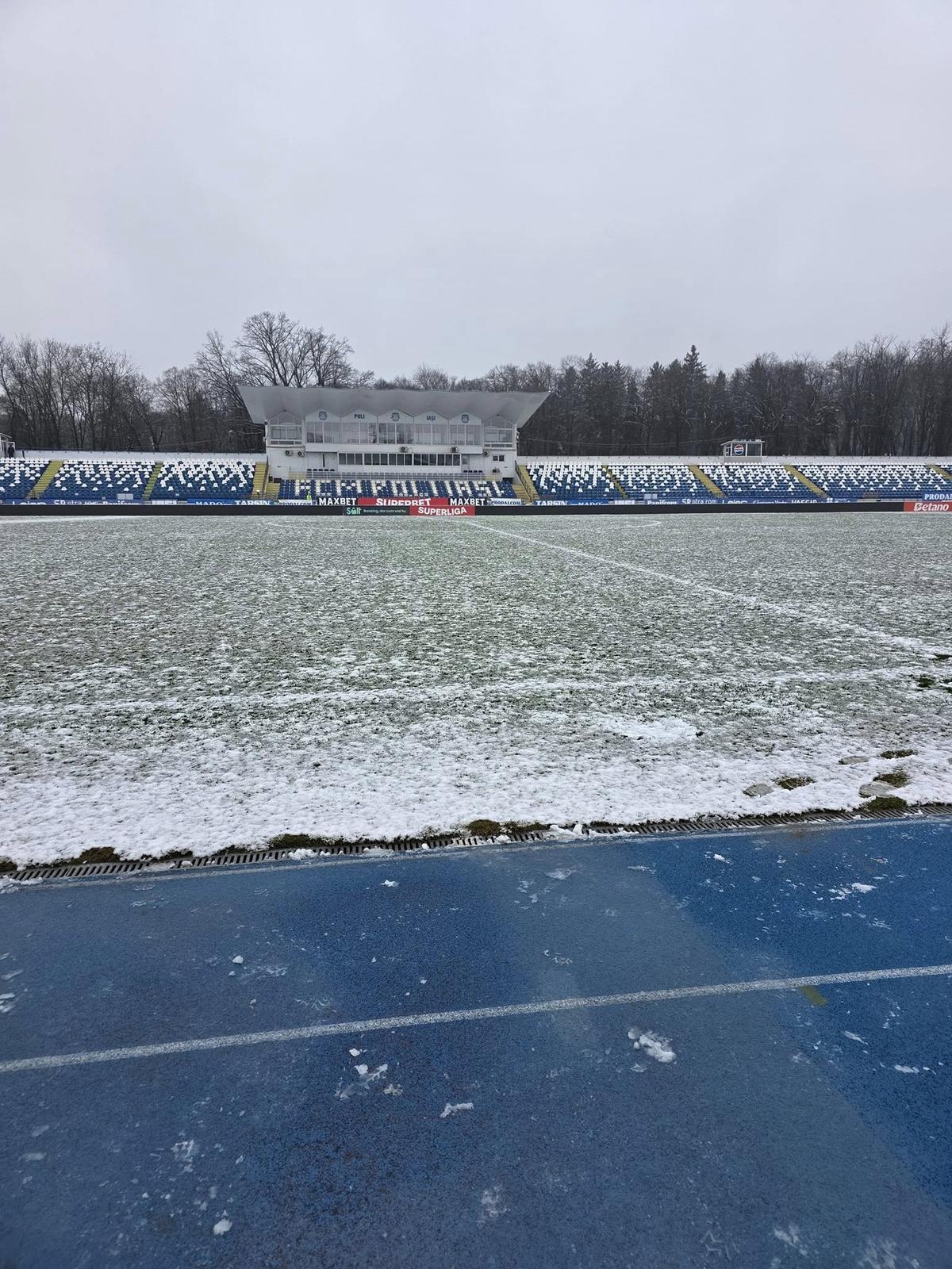 Gazonul din Superliga era acoperit de zăpadă cu 6 ore înainte de meci: cum arată acum
