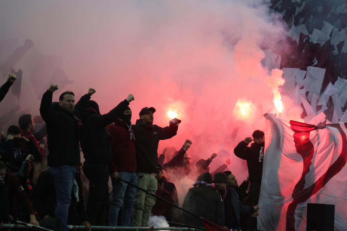 Atmosferă de derby și scene regretabile la Rapid - FCSB: ce s-a întâmplat în timpul momentului de reculegere dedicat lui Luca Manolache