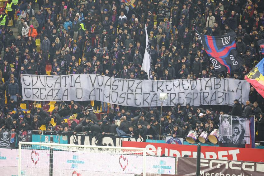 Rapid - FCSB, derby-ul etapei #29 din Superliga, a oferit o atmosferă incendiară. Suporterii celor două echipe au venit cu mesaje pregătite la meci și s-au întrecut în ironii.