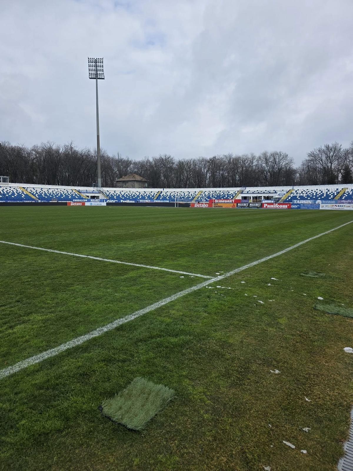 Gazonul din Superliga era acoperit de zăpadă cu 6 ore înainte de meci: cum arată acum