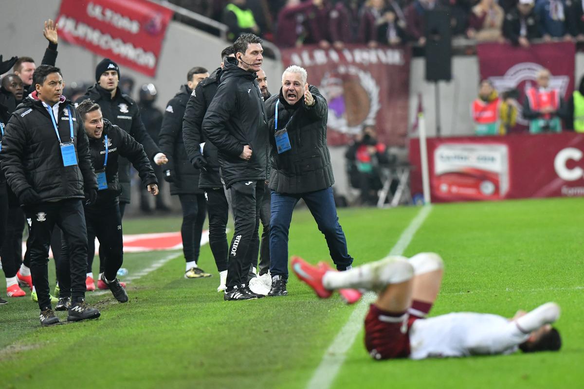 Decizie controversată în Rapid - FCSB! Eliminat după două galbene în 4 minute