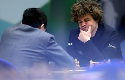 Magnus Carlsen a scos la licitație blugii care i-au adus probleme la Campionatul Mondial: „Nu credeam niciodată că voi scrie asta”