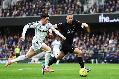 Radu Drăgușin (dreapta) îl talonează pe Harry Wilson, autorul primului gol al lui Fulham / Foto: Imago