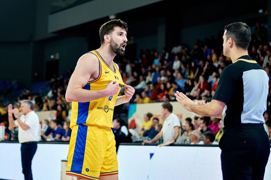 Nandor Kuti a avut un aport semnificativ la succesul României/Foto: fiba.basketball România, victorie impresionantă în fața Portugaliei, în cursa spre Campionatul Mondial! Cu Mihai Silvășan descalificat înainte de pauză, „tricolorii” au evoluat excelent