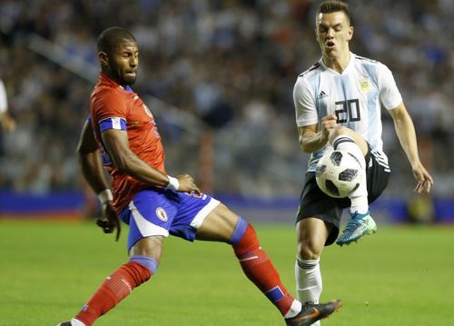 Mikael Cantave, în stânga, în duel cu argentinianul Giovani Lo Celso / Sursă foto: Guliver/Getty Images