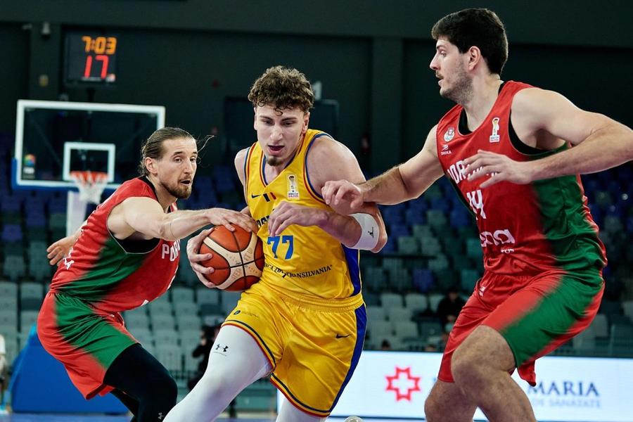 Mihai Măciucă a înscris 6 coșuri de 3 puncte în returul cu Portugalia/Foto: fiba.basketball România, victorie impresionantă în fața Portugaliei, în cursa spre Campionatul Mondial! Cu Mihai Silvășan descalificat înainte de pauză, „tricolorii” au evoluat excelent