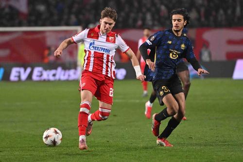 Vasilije Kostov (stânga), într-un meci cu Lille din Europa League / Foto: Imago