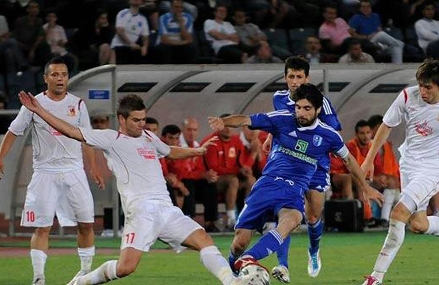 Claudiu Ionescu, în stânga, primise tricoul cu numărul 10 la gruparea din Iran „Soția a ieșit singură în piață, știți ce a urmat?” » Poveștile românului campion cu Rapid care a jucat în Iran: „Peste România din toate punctele de vedere”
