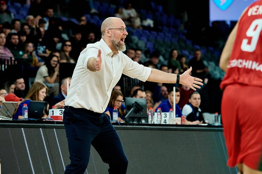 Mihai Silvășan, descalificat înainte de pauză/Foto: fiba.basketball România, victorie impresionantă în fața Portugaliei, în cursa spre Campionatul Mondial! Cu Mihai Silvășan descalificat înainte de pauză, „tricolorii” au evoluat excelent