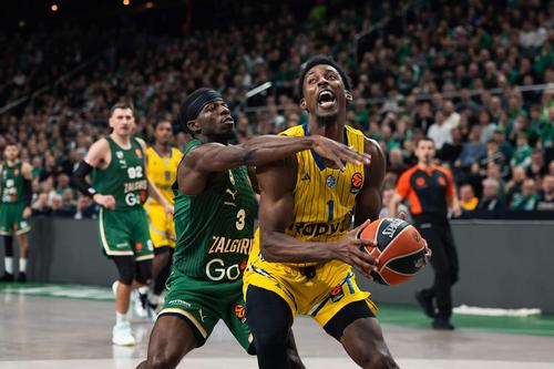 Jaylen Hoard, cu mingea în mână, apărat de Sylvain Francisco, colegul său din naționala Franței/Foto: euroleaguebasketball.net