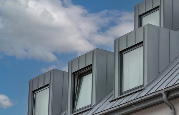 Tendințe moderne în designul acoperișurilor metalice
