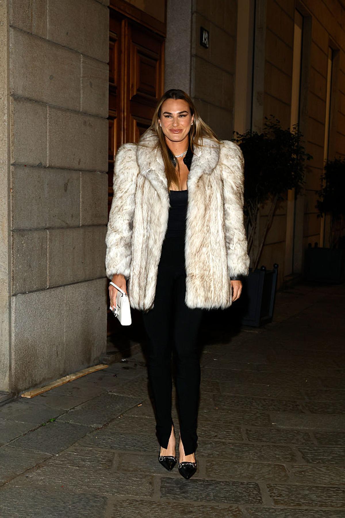 Aryna Sabalenka a pozat pentru Time, pe tocuri și în costum de baie, pe un teren de baschet