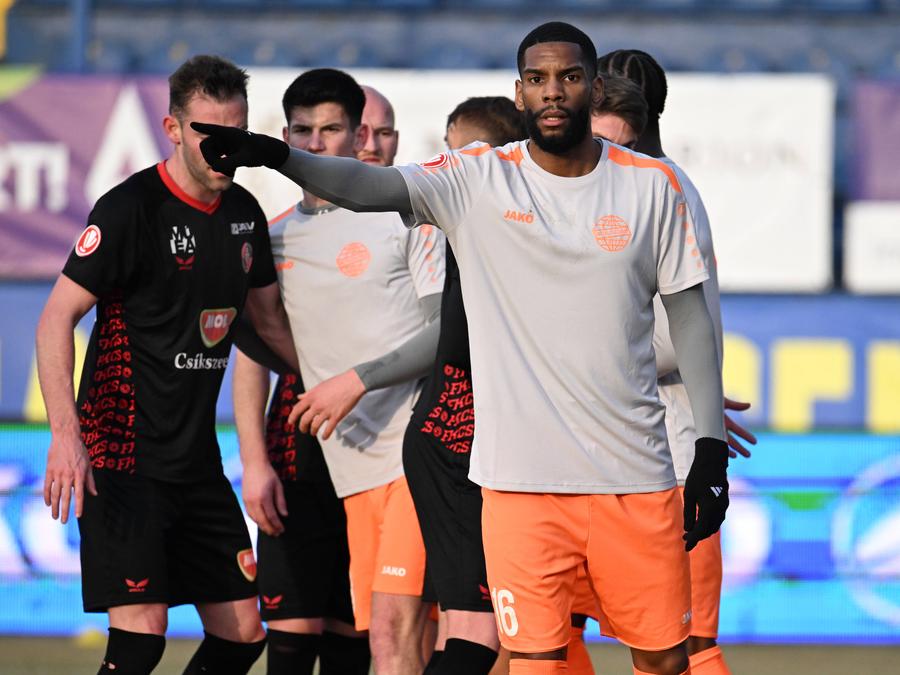 Daniel Toutou a mers la meci fără ghete // foto: Imago Images Mihai Teja, detalii absurde din vestiarul lui Metaloglobus: „Mi-a zis că îl trimite pe nepotul lui!” + ce a făcut Toutou la Craiova: „Ce era să îi mai fac?”