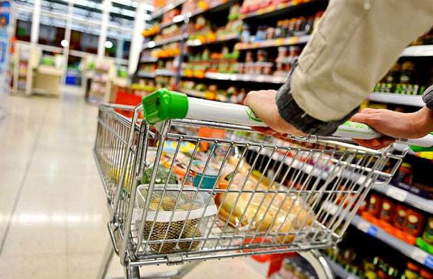 COVID-19. Primele statistici după declararea stării de urgență: cu cât au crescut vânzările la spirt, alimente și hârtie igienică + produsul cu creștere de 767%
