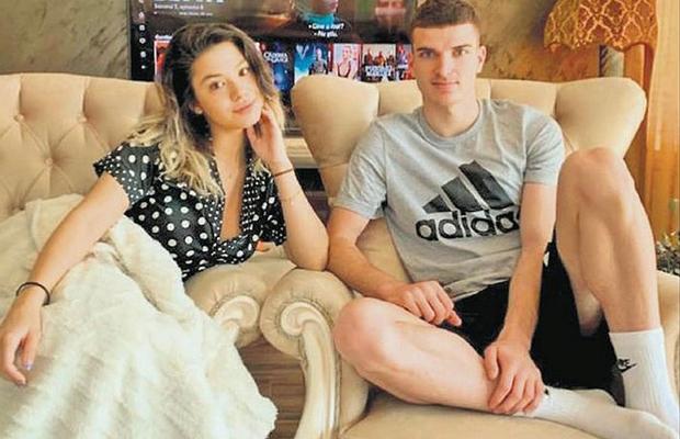 GALERIE FOTO Cum să te plictisești? Valentin Mihăilă, în izolare în casă cu superba lui iubită