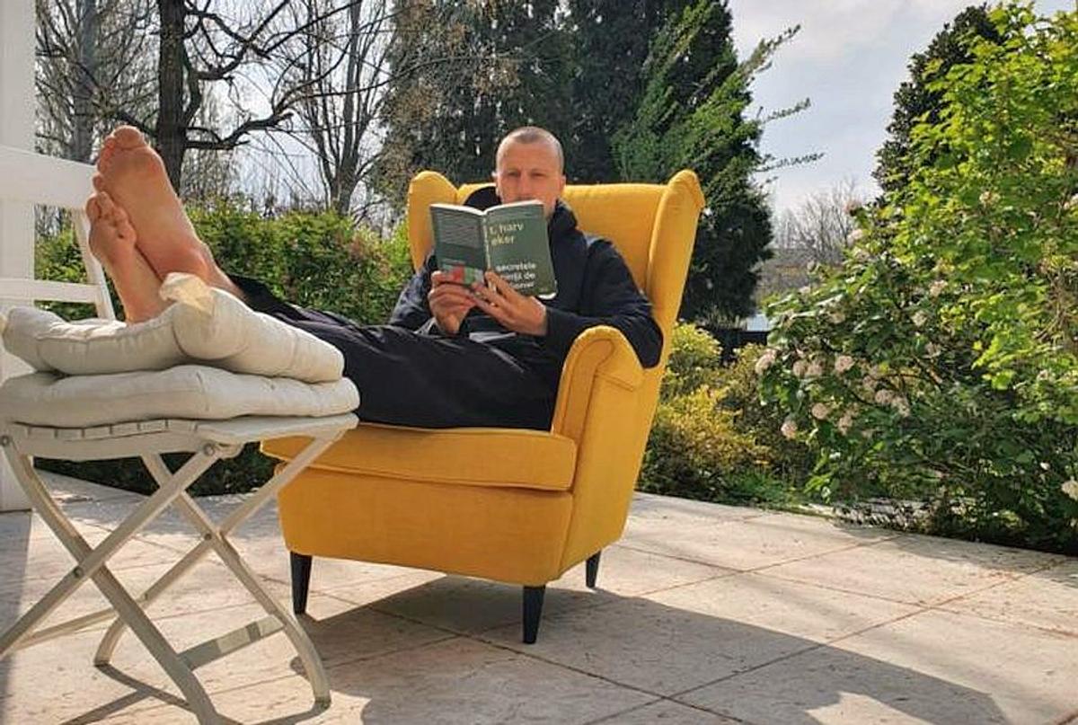 FOTO Vlad Chiricheş, singur în Modena de 22 de zile: gătește, face sport și citește „Secretele minții de milionar" » Mesaj pentru români