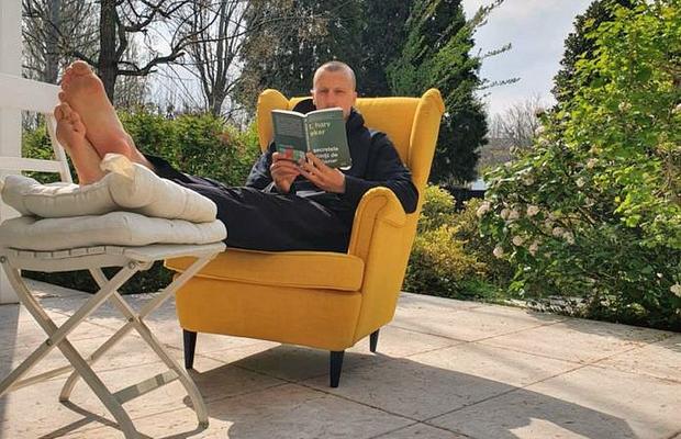 FOTO Vlad Chiricheş, singur în Modena de 22 de zile: gătește, face sport și citește „Secretele minții de milionar" » Mesaj pentru români