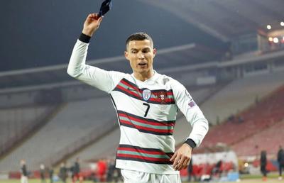 Câți bani s-au încasat pe banderola aruncată pe jos de Cristiano Ronaldo