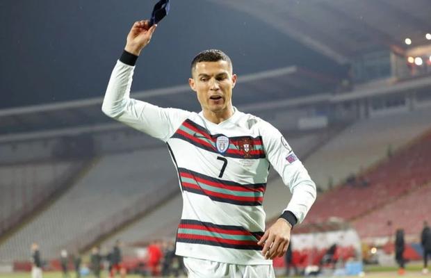 Câți bani s-au încasat pe banderola aruncată pe jos de Cristiano Ronaldo