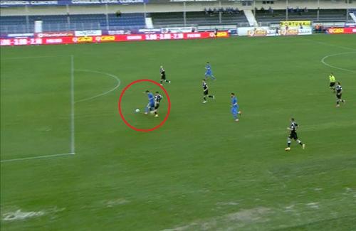 În minutul 46 al partidei Academica Clinceni - Poli Iași, la scorul de 0-1, moldovenii au fost iertați de un cartonaș roșu