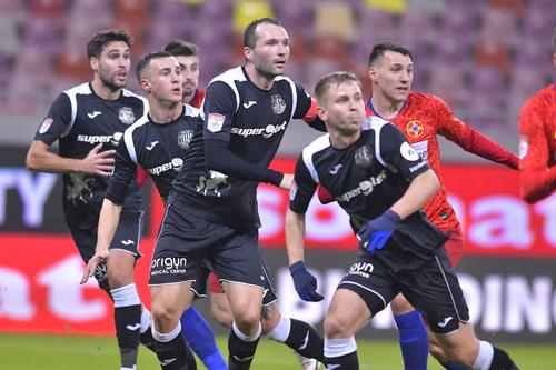 Cosmin Frăsinescu, al 3-lea în tricou negru de la stânga la dreapta