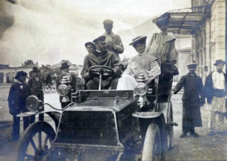 Bazil Assan (stânga) și primul automobil înmatriculat în București care avea să fie expus, pentru scurt timp, la Muzeul Național de Istorie a României Bazil Assan: ocolul Pământului în cinci luni
