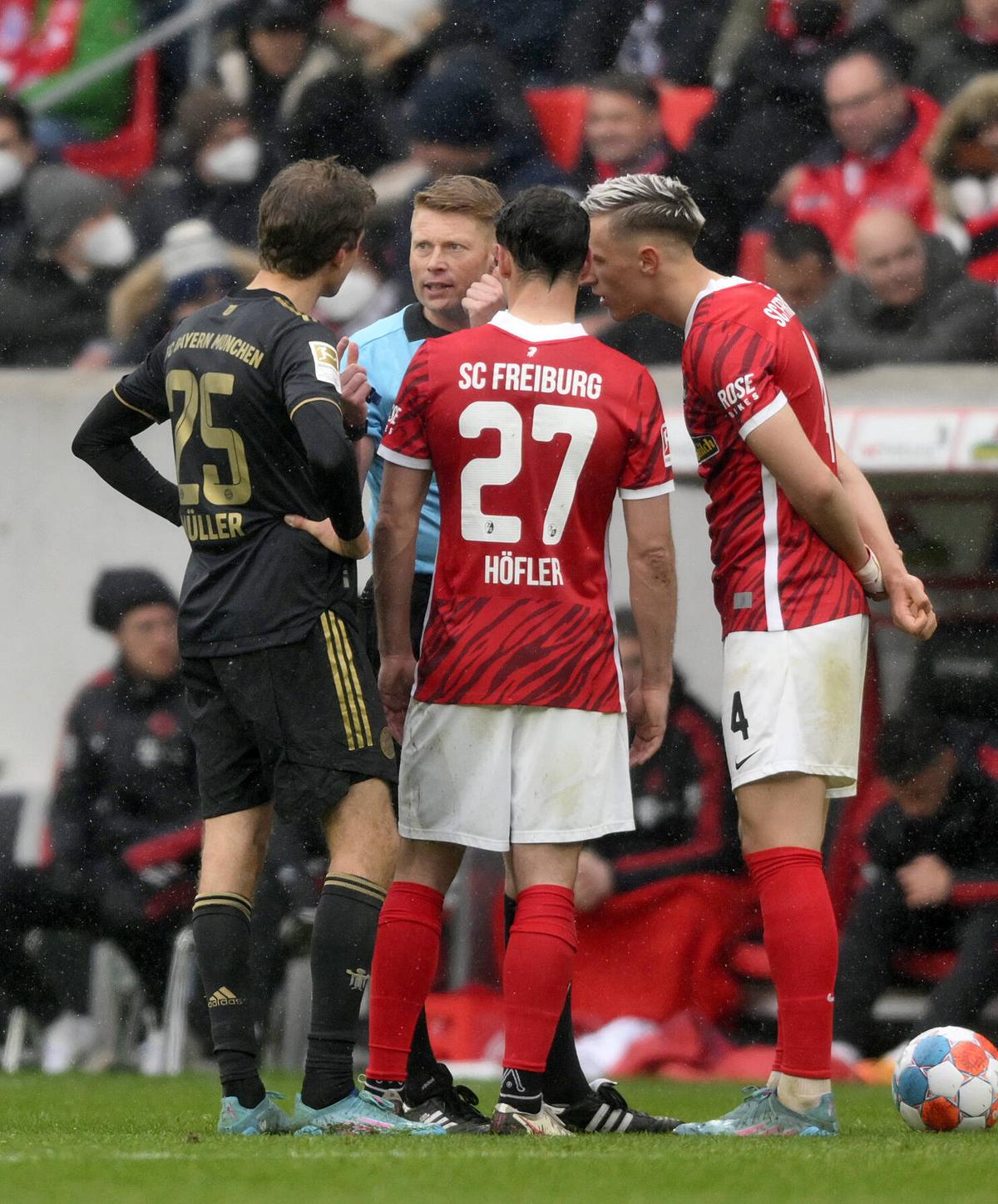 Situație neverosimilă în meciul lui Bayern » Echipa lui Lewandowski a jucat cu 12 oameni pe teren! Ce au făcut arbitrii