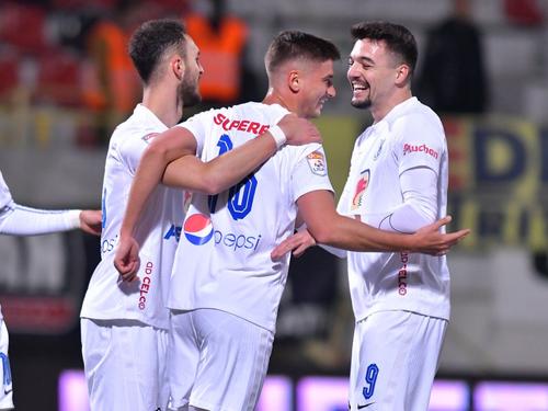 Renumit pentru modul în care reușeşte să „resusciteze” jucători, Hagi a mai adus doi fotbalişti într-o formă foarte bună în acest sezon: Adrian Petre și Dragoș Nedelcu. // foto: Facebook @Farul Constanța