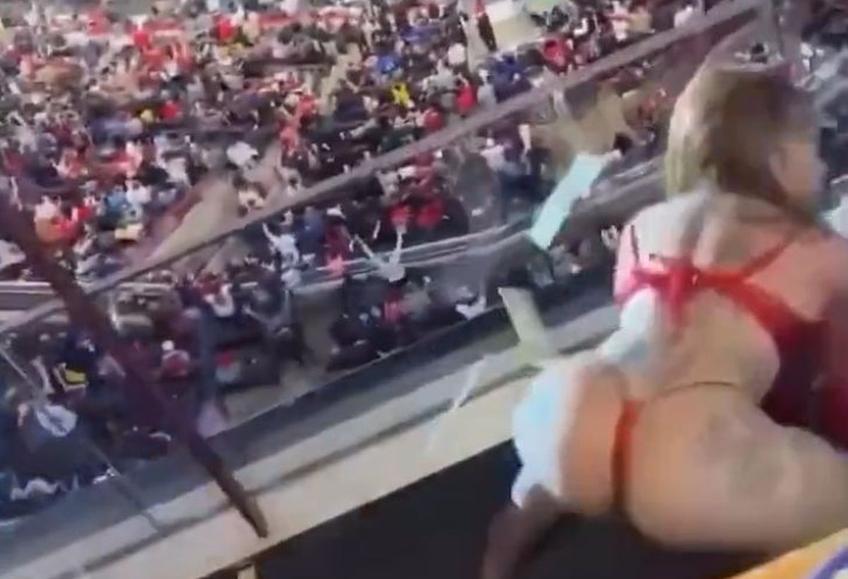 Un fan al lui Chicago Bulls a adus o stripteuză în lojă la meciul pierdut contra lui LA Lakers, scor 110-121.