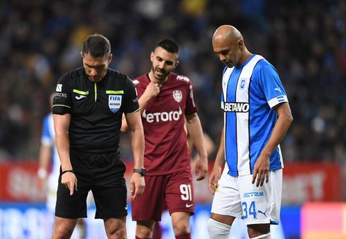CFR Cluj a cerut două lovituri de la 11 metri în prima repriză a derby-ului cu CS Universitatea Craiova, din runda secundă a play-off-ului Ligii 1.