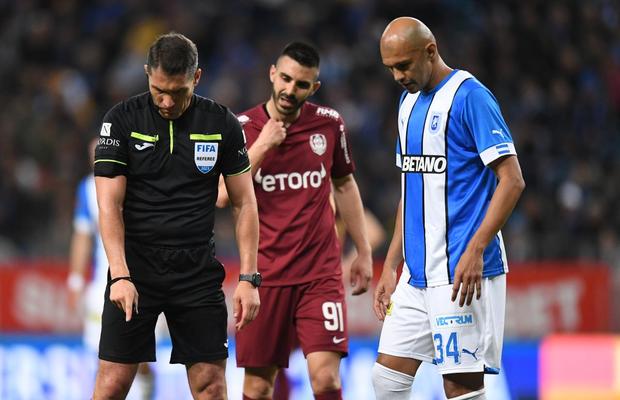 CFR Cluj a cerut două penalty-uri în primul sfert de oră al derby-ului cu CSU Craiova! Kovacs, impasibil