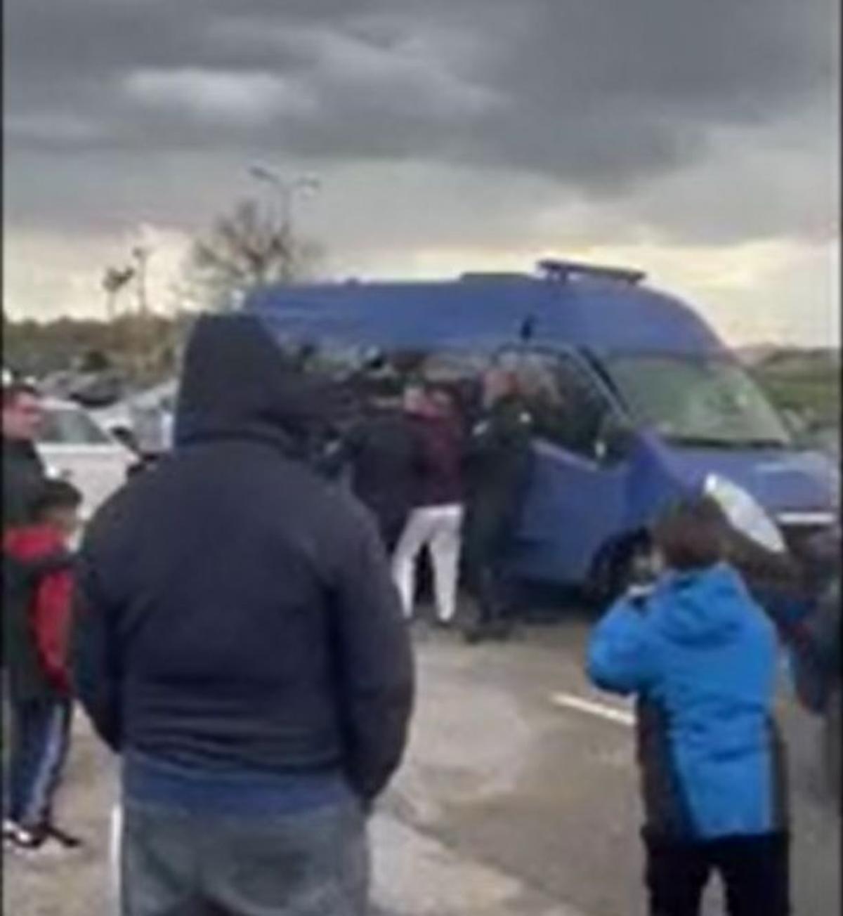 Ultrașii clubului din Liga 1, băgați în duba Jandarmeriei după meci »  Au așteptat jucătorii la ieșirea din stadion + Conflict între colegi