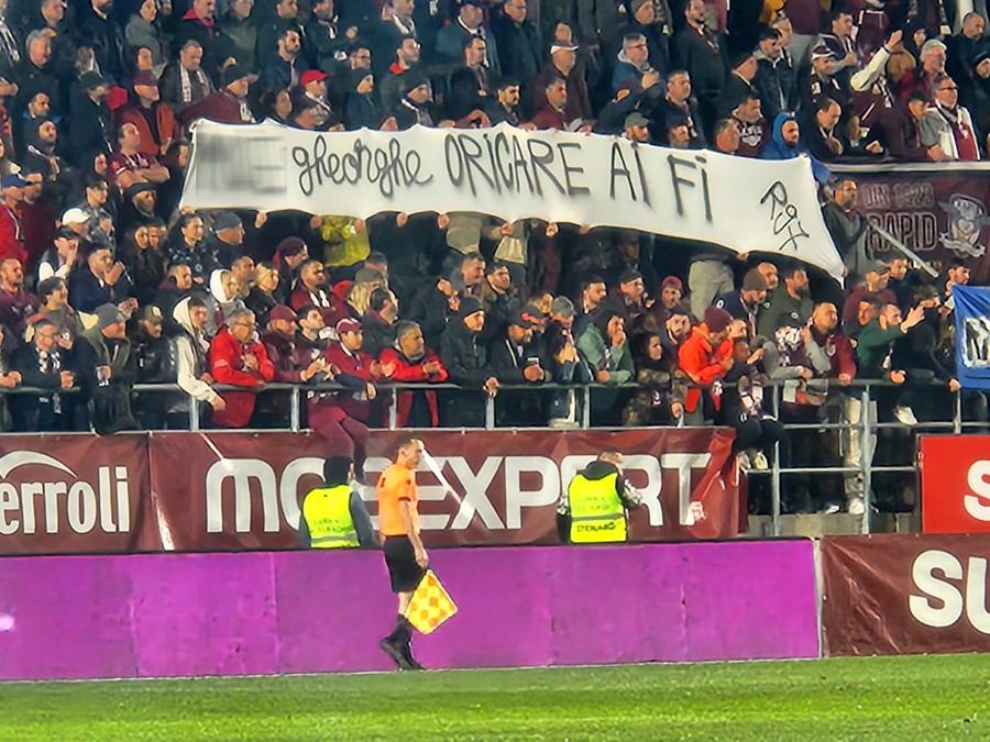 Fanii Rapidului, un nou derapaj » Mesajul obscen afișat în meciul cu Farul