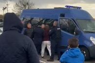 Ultrașii clubului din Liga 1, băgați în duba Jandarmeriei după meci »  Au așteptat jucătorii la ieșirea din stadion + Conflict între colegi