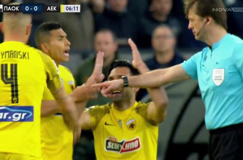 Derby-ul din Grecia, dintre PAOK Salonic și AEK Atena, încheiat 0-1, nu a fost lipsit de controverse. Răzvan Lucescu (54 de ani) a privit disputa de la distanță, fiind suspendat după eliminarea de runda trecută.