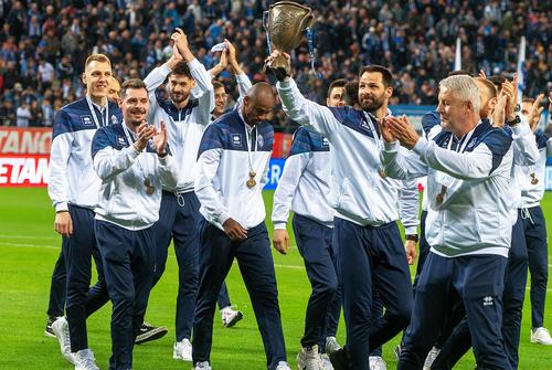 Voleibaliștii olteni le-au prezentat fanilor craioveni trofeul / foto: Raed Krishan (GSP)