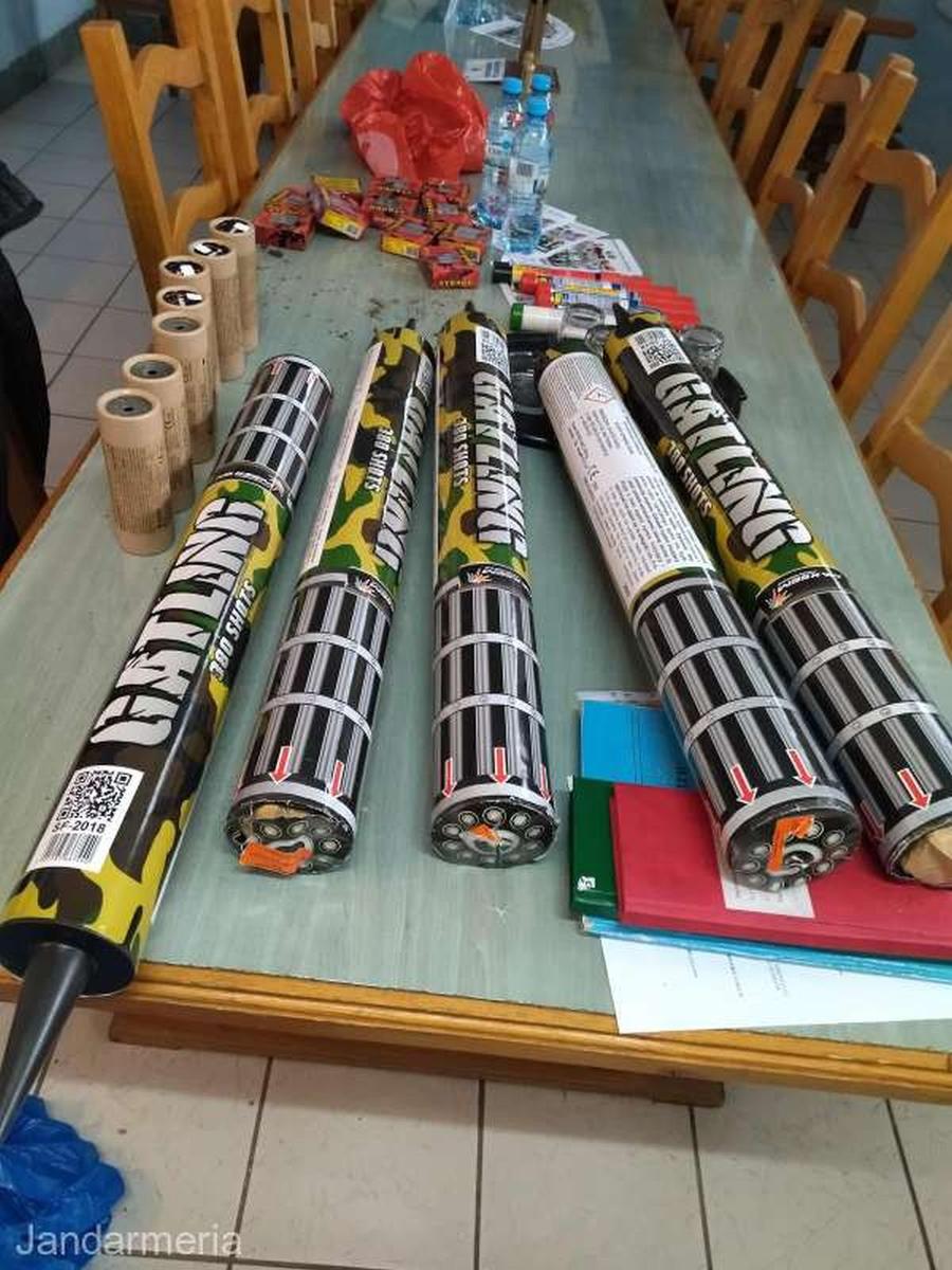 Materialele pirotehnice găsite la Huneadoara Captură a jandarmilor înainte de Corvinul - CFR Cluj » Ce au găsit într-o groapă săpată în fața peluzei