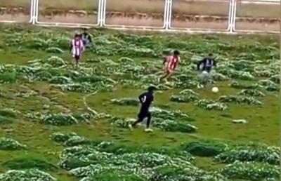 Așa arată cel mai prost teren de fotbal din istorie! Găzduiește meciuri oficiale, cu miză