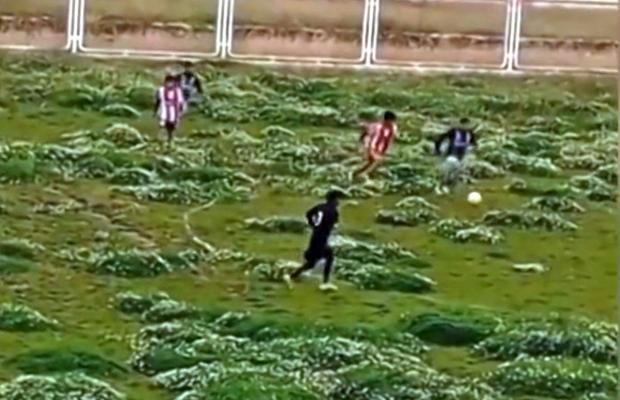 Așa arată cel mai prost teren de fotbal din istorie! Găzduiește meciuri oficiale, cu miză