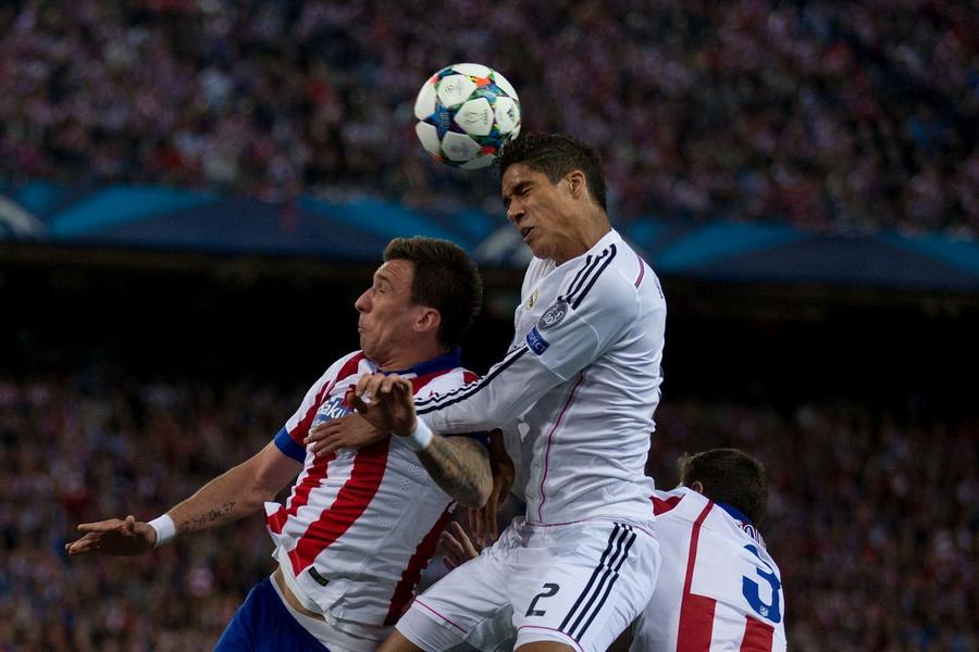 Raphael Varane (dreapta), într-un duel aerian agresiv cu Mario Mandzukic la un Atletico - Real, în 2015, în Liga Campionilor Foto: Guliver/GettyImages Raphael Varane, mărturie cutremurătoare după două comoții cerebrale suferite pe teren: „Nu-mi aduc aminte nimic despre joc”